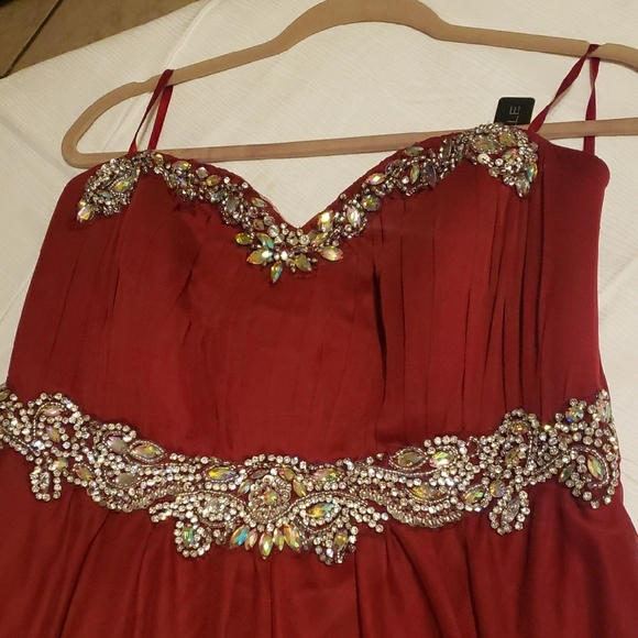 Jrs Plus Burgundy Strapless Gown with Crystal Accents Size20 - Picture 2 of 5